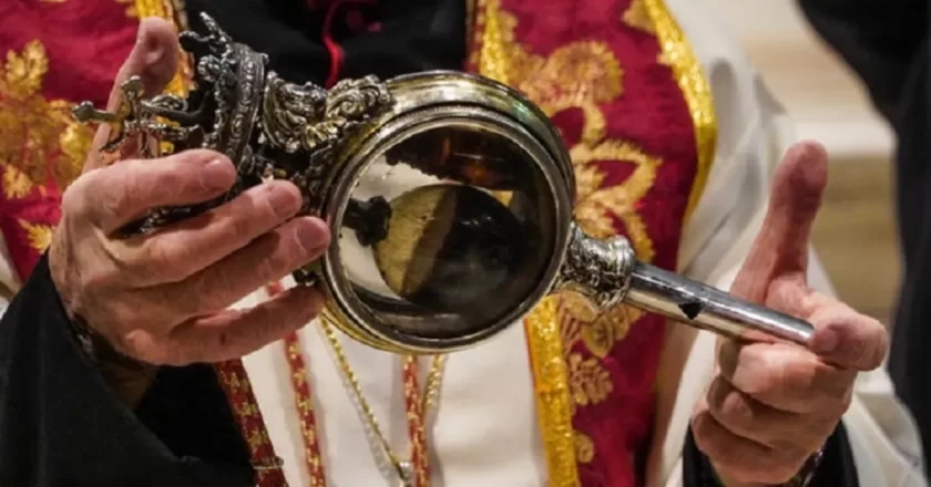 San Gennaro, il miracolo si ripete: sangue sciolto alle 10.04. L’omelia in lacrime di Battaglia contro guerre e camorra