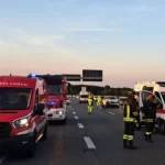 Schianto violentissimo sulla A9: tre feriti, traffico in tilt e autostrada ridotta a una corsia
