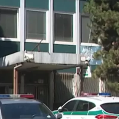 Studente uccide insegnante e aggredisce compagni: tragedia a scuola. Docente di 61 anni si frappone per proteggere gli alunni