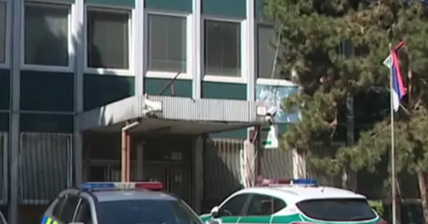 Studente uccide insegnante e aggredisce compagni: tragedia a scuola. Docente di 61 anni si frappone per proteggere gli alunni