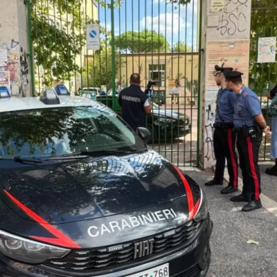 Studente accoltella professoressa, i compagni di classe: “Ecco perché l’ha fatto”