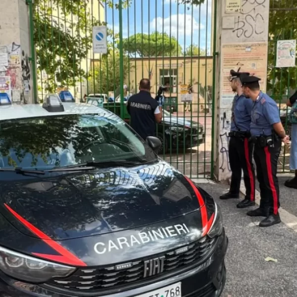 Studente accoltella professoressa, i compagni di classe: “Ecco perché l’ha fatto”