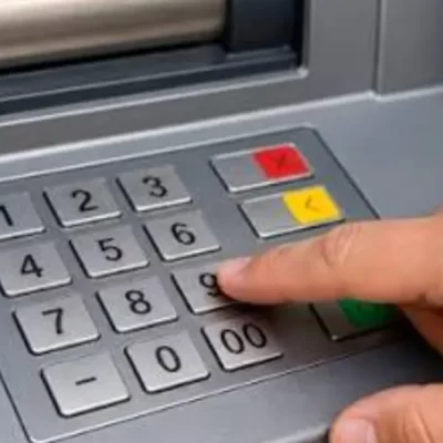 Postamat, cos’è davvero il tasto 9 per il prelievo senza carta: come funziona con lo smartphone