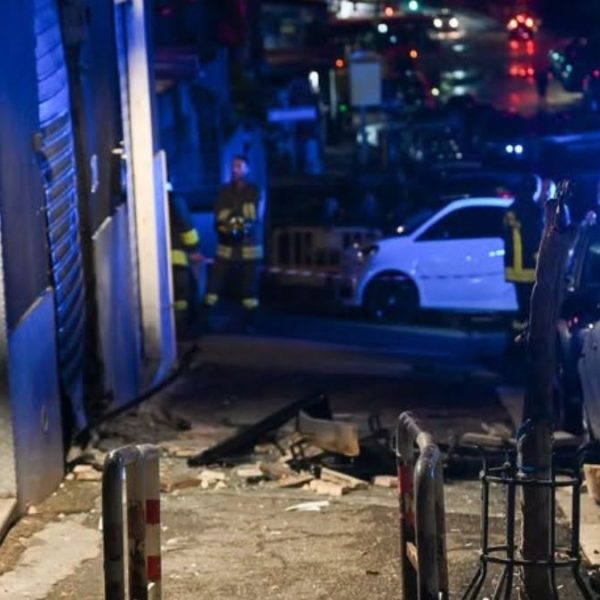 Roma, bomba contro una concessionaria a Centocelle: ottavo attentato in 45 giorni