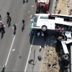Orrore in strada, scontro tra autobus e camion: decine di vittime