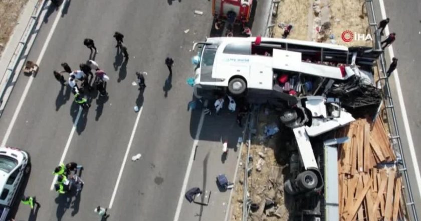 Orrore in strada, scontro tra autobus e camion: decine di vittime