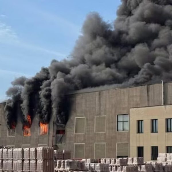 Italia, maxi incendio devastante: case evacuate
