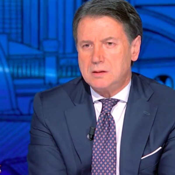 “Guardi che lo ha deciso lei, presidente”. Conte, che autogol in diretta: gelato in studio a È sempre Cartabianca