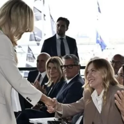 Silvia Salis stringe la mano a Meloni ma tutti notano un dettaglio imbarazzante