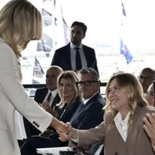 Silvia Salis stringe la mano a Meloni ma tutti notano un dettaglio imbarazzante