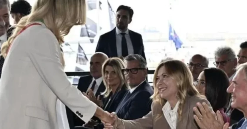 Silvia Salis stringe la mano a Meloni ma tutti notano un dettaglio imbarazzante
