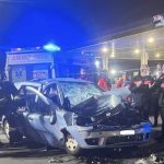 Schianto atroce nella notte, muore insieme al suo cagnolino