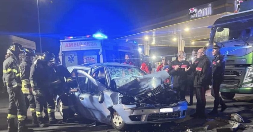 Schianto atroce nella notte, muore insieme al suo cagnolino