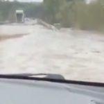 Bomba d’acqua devasta la zona: fiume rompe gli argini. Immagini impressionanti