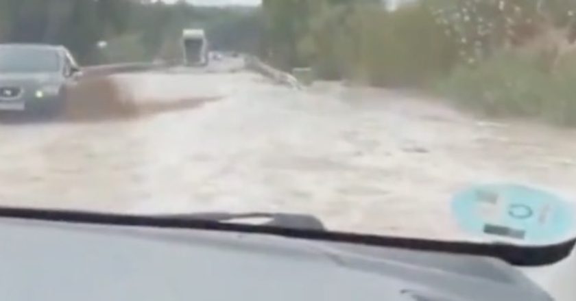 Bomba d’acqua devasta la zona: fiume rompe gli argini. Immagini impressionanti