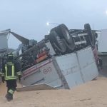 Schianto atroce, camion ribaltato: code per km. Un disastro in autostrada