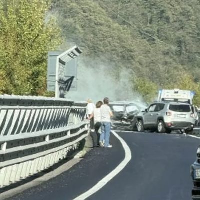 Terribile incidente, più auto coinvolte: situazione grave