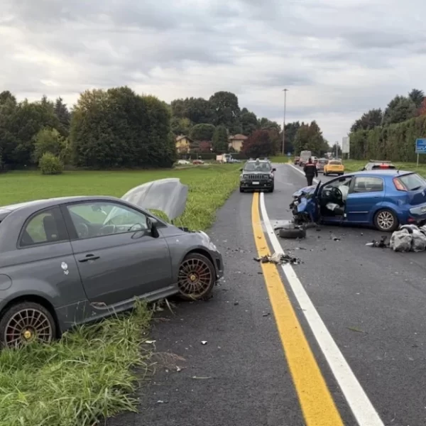 Incidente micidiale in mattinata: “Schiacciato tra le due auto”