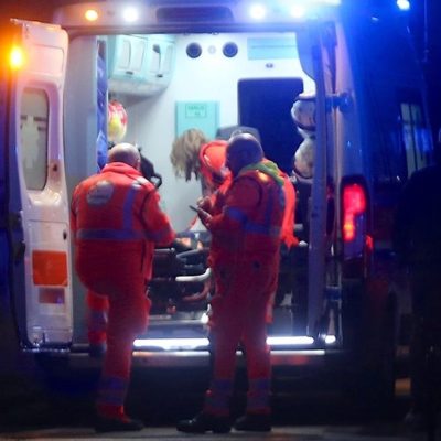 Cologno Monzese, notte di paura: quindici incappucciati armati di machete e pistola, due giovani feriti