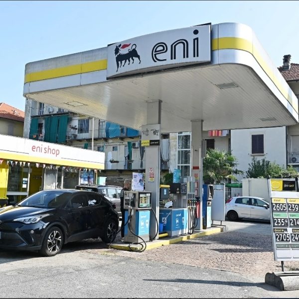 Carburanti, Eni taglia ancora il gasolio: prezzo consigliato a 2,19 euro al litro