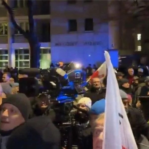 Polonia, sospeso il presidente della Corte costituzionale: polizia schierata a Varsavia