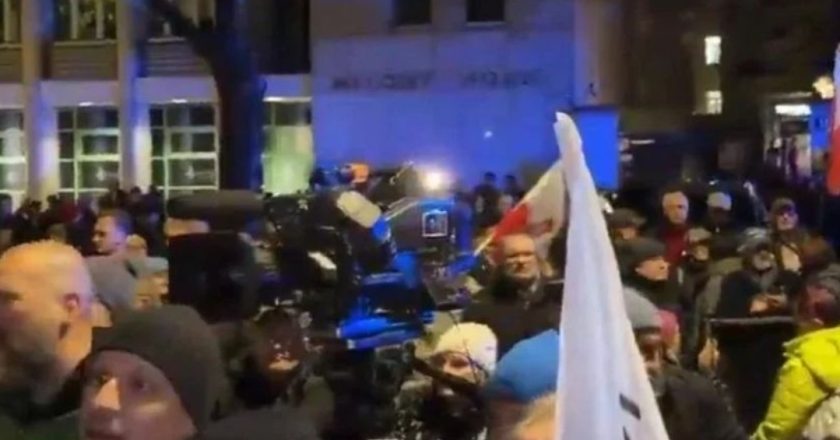 Polonia, sospeso il presidente della Corte costituzionale: polizia schierata a Varsavia