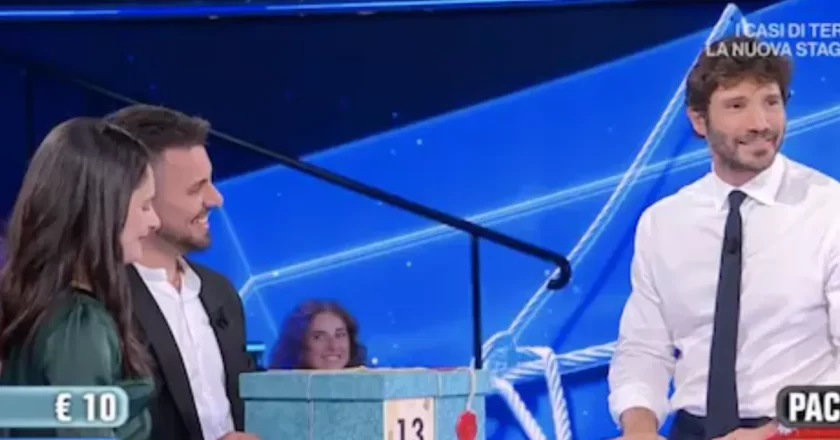 Affari Tuoi, Francesco non sapeva del tatuaggio della fidanzata: la battuta di De Martino