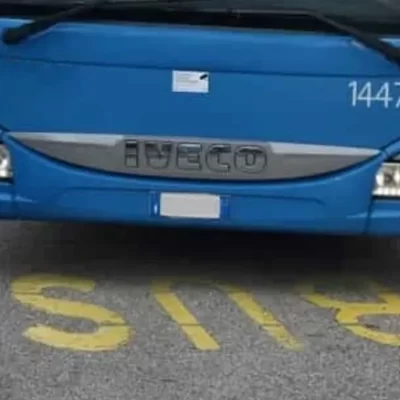 Domenico Berardi soccorre uno studente colto da malore sul bus a Modena: era già successo in estate