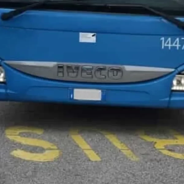 Domenico Berardi soccorre uno studente colto da malore sul bus a Modena: era già successo in estate