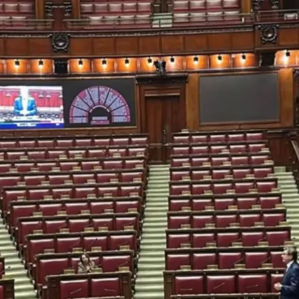 Giorgetti attacca i deputati assenti: «Non vogliono lavorare nemmeno il martedì». Manovra in salita