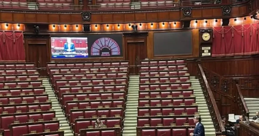 Giorgetti attacca i deputati assenti: «Non vogliono lavorare nemmeno il martedì». Manovra in salita