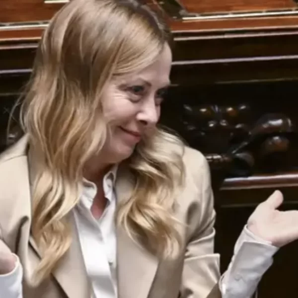 Meloni contro il Pd: «Non sono arrivata fin qui con carezze e moine». Poi l’accusa di misoginia