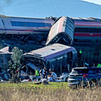 Schianto tra due treni ad alta velocità, morti e feriti gravi