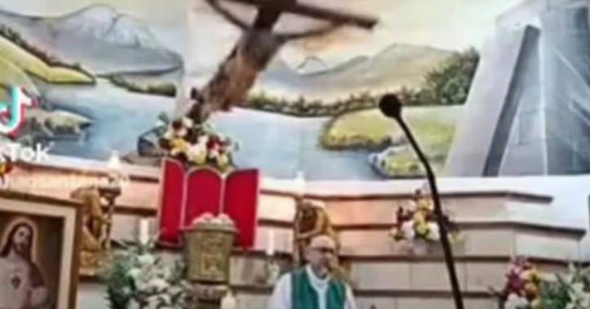 Tragedia in chiesa, sacerdote colpito dalla croce durante la messa: la morte in diretta