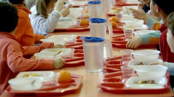 “Salmonella, non mangiateli”. Stop anche nelle mense dei bambini, è allarme