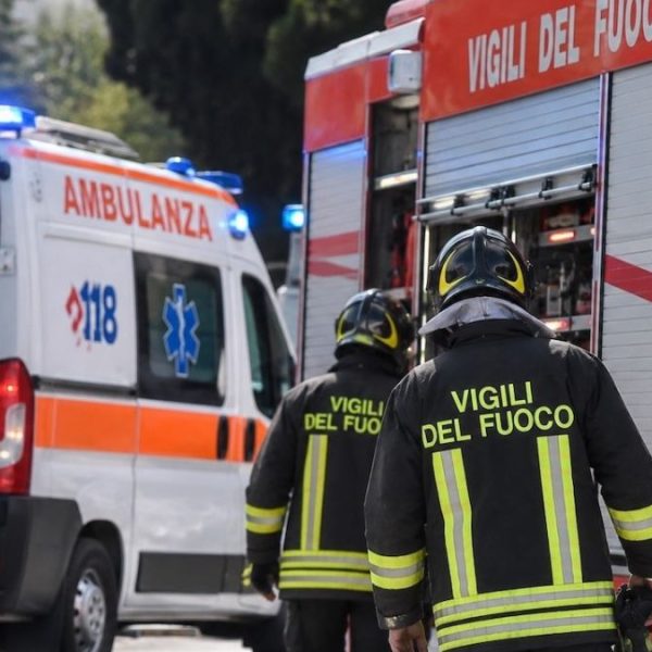 Strage sulla statale, scontro auto-tir: morti in 4, stavano andando al lavoro