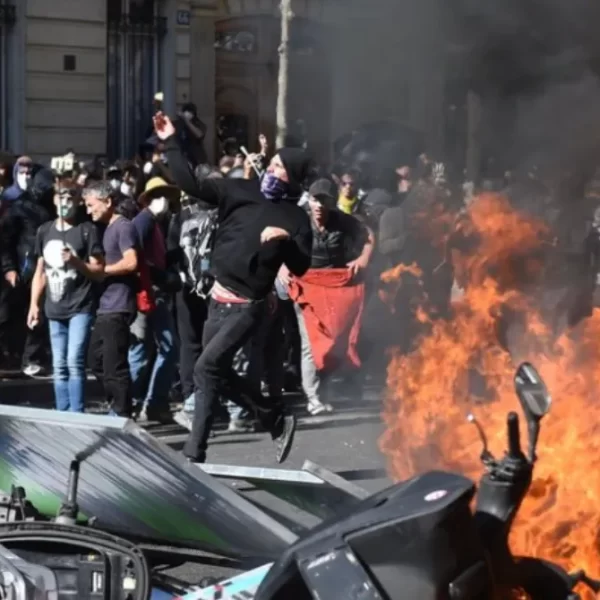 Parigi, coprifuoco e metro chiuse dalle 22: le stazioni coinvolte e le linee RER interessate
