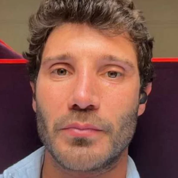 “Correte, è urgente”. Stefano De Martino chiama i carabinieri nel cuore della notte: cos’è successo